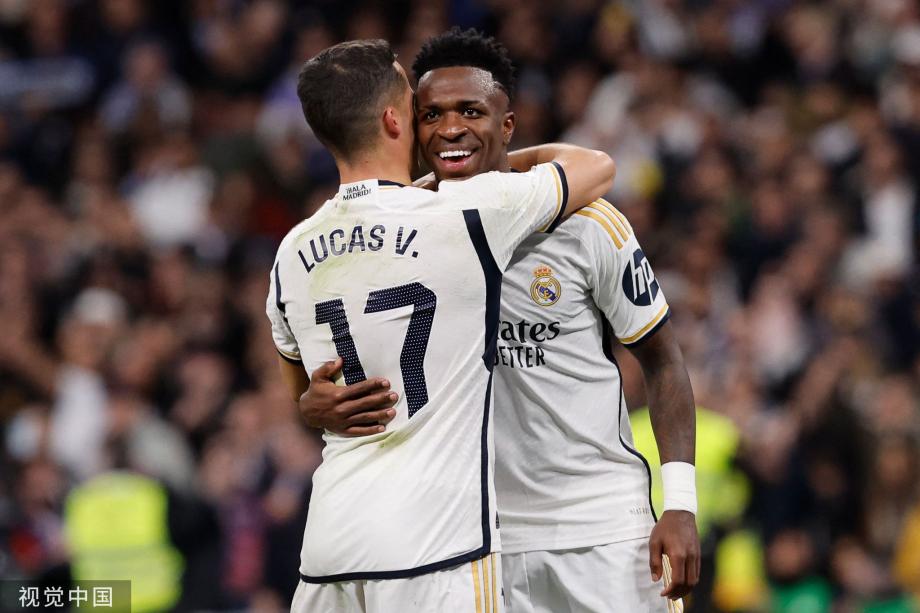 篮球勇士球星连中五记三分引全场欢呼