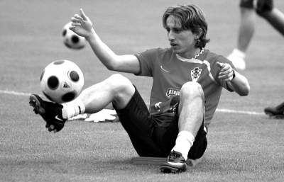 姆巴佩将带着一根手指骨折比赛，他的坚韧精神点燃球迷热情