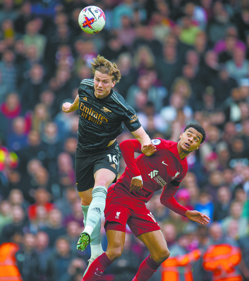 跋涉近18小时，15岁小球迷在球场外山上直播解说解放者杯决赛