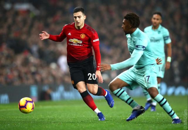 芒特进球后奔向B费，眼神启动诠释默契