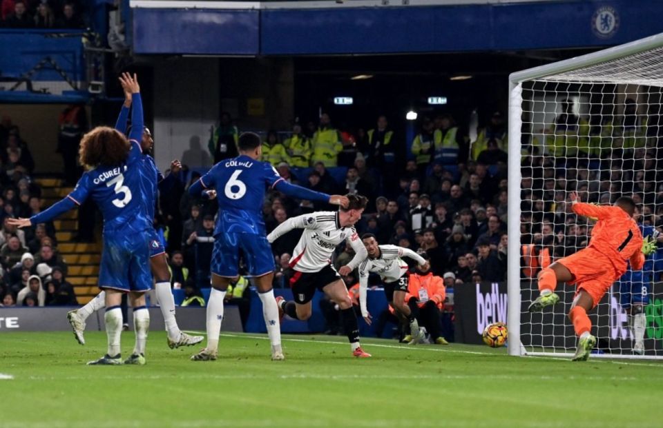 上海申花客场对阵广岛三箭，虽0-2落败，但有望晋级，展现顽强斗志，助力海港复仇。